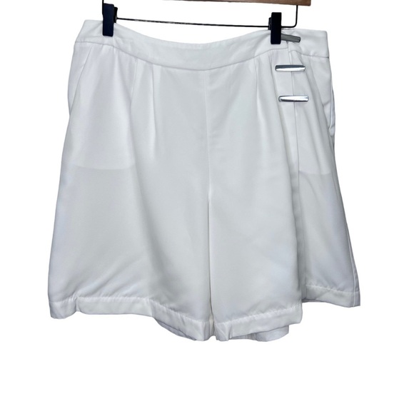 Giorgio Armani Pleated Snap-Closure Shorts Size Medium - Picture 3 of 16